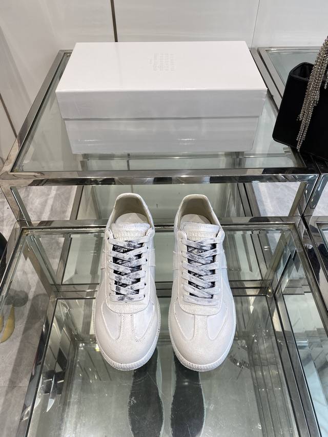 Maison Margiela Mm6 25Ss新色马吉拉 情侣款经典德训鞋 马吉拉最最舒服的德训鞋子了！复古感满满！随便穿搭就可以很高级！鞋子很轻便！穿起来上