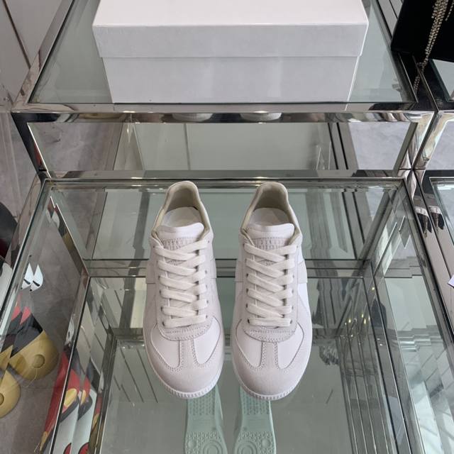 Maison Margiela Mm6 新色马吉拉情侣款经典德训鞋 马吉拉最最舒服的德训鞋子了！复古感满满！随便穿搭就可以很高级！鞋子很轻便！穿起来上脚超级舒服