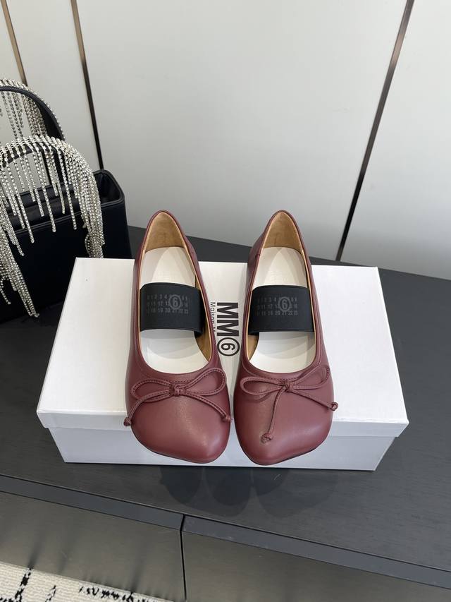 Mm6 马吉拉 25Ss最新蝴蝶结单鞋 经典斜方头复古擦色设计 高级又不失体面 怎么穿都能美美的出街 品牌弹力带设计点缀 更增添了份华丽浪漫感很容易一眼就被吸引