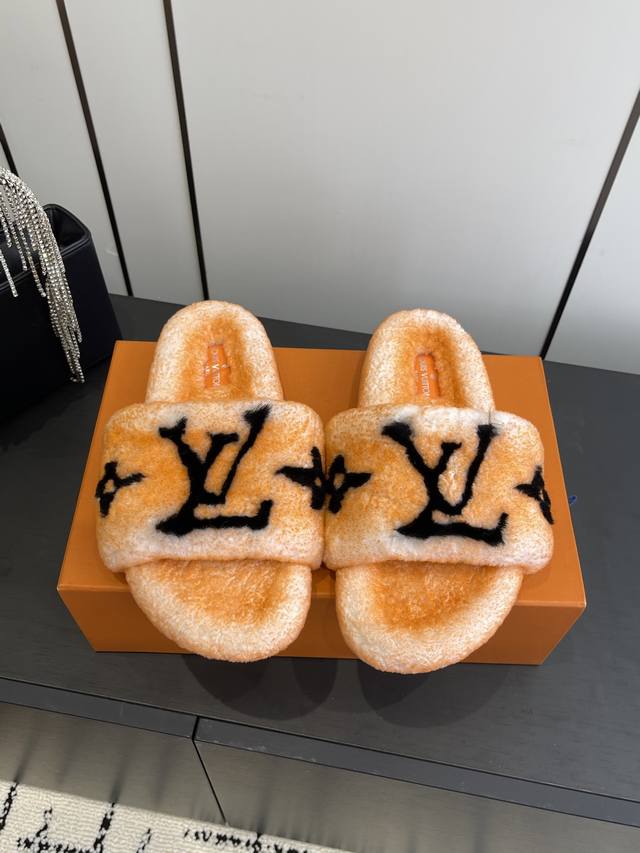 Louis Vuitton 路易威登 秋冬新款 毛毛鞋 本款 Paseo Comfort 平底毛拖采用细腻羊毛为宽幅 字母和 Monogram 花卉，再以羊毛鞋