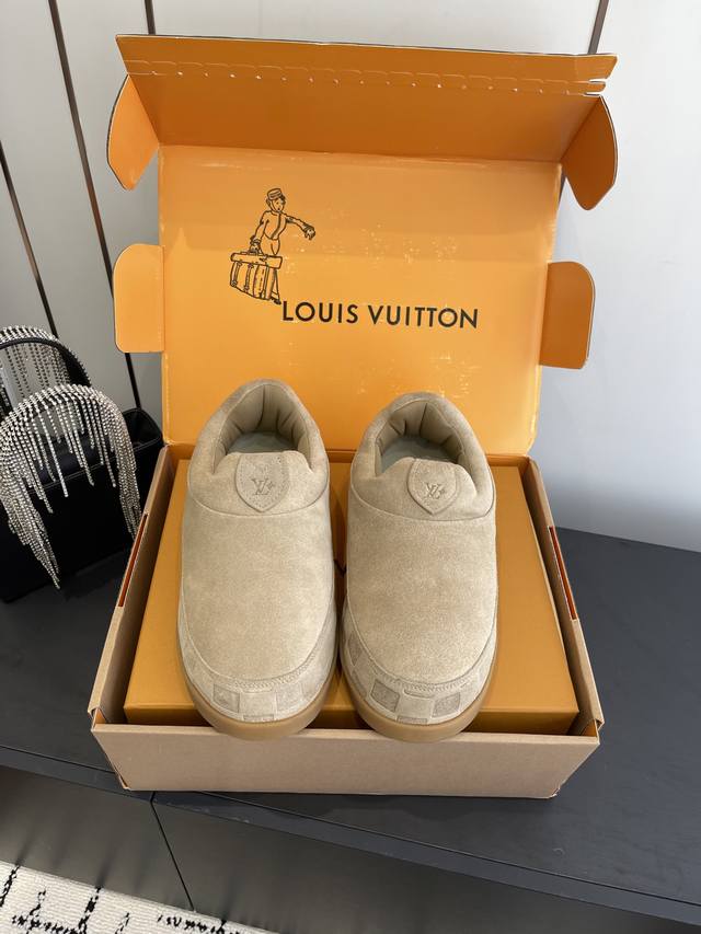 顶级版本 Louis Vuotton 2025Ss秋冬胖丁情侣款运动鞋 Lv Yeti 胖嘟嘟哒 样子丑荫超级可爱 熊掌鞋底也是很可爱 以绒面牛皮革为基底 局部