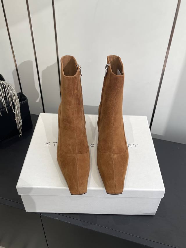 Stella Mccartney 斯特拉麦卡托尼 来自英国的奢侈品牌 品牌的设计风格主要以英式摇滚和甜蜜浪漫为主，展现出女性独有的优雅和魅力，鞋面将防水布和牛反