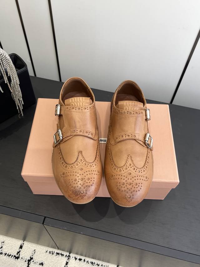 Miu Miu 25Ss 春夏新款 复古 德训 休闲鞋 秀场工艺来自Miu Miu系列的细节特写 新季的潮流要素一 与此刻挚爱的概念，多元对撞，传达现代风格~