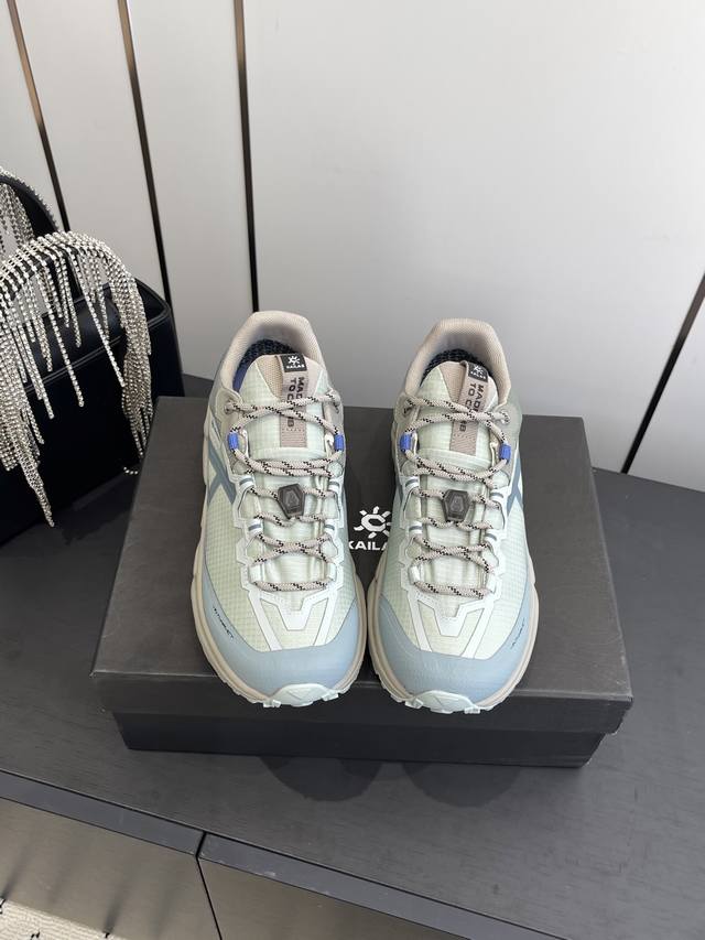 Kailas 凯乐石 山行2 Gtx减震越野跑步鞋 本次 在设计上采用凌厉的山脊线条重构设计语言，中底轮廓呈山脉起伏状。鞋身黑灰银相染，于砂石涌动间唤醒 孤独的