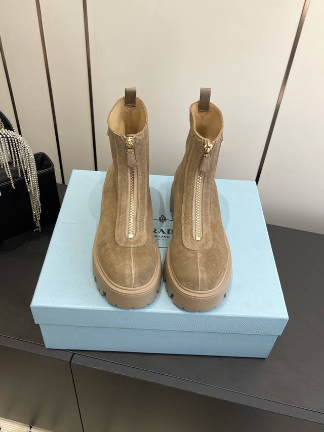 Prada 25Ss普拉达经典三角标一脚蹬王炸女靴 冬天买不到的系列，绝对是今年的大爆款！！贼好看！Prada靴子真的很哇塞！上脚大气显腿瘦气质这块刚好拿捏 鞋