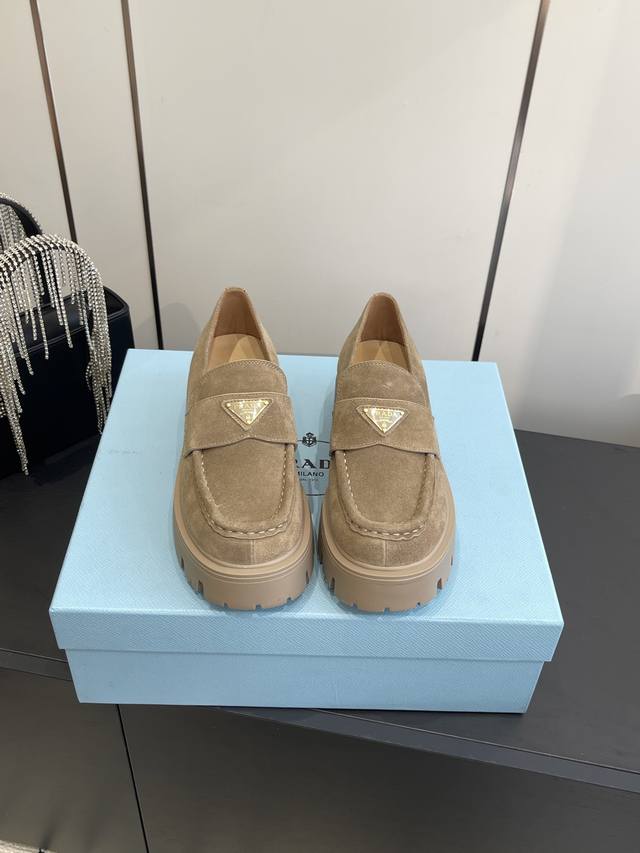 Prada 普拉达 25Ss新款厚底 乐福鞋 单鞋 复古时髦前卫的轮齿厚底鞋底搭配牛皮鞋面让整双鞋轻便舒适 鲜艳色彩 满足不同风格时髦人士的多种选择！标志性Lo