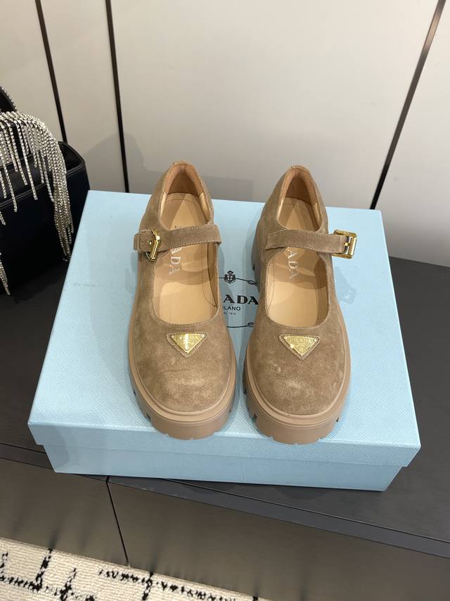 Prada 普拉达 25Ss新款 厚底玛丽珍单鞋 复古时髦前卫的轮齿厚底鞋底搭配牛皮鞋面让整双鞋轻便舒适 鲜艳色彩 满足不同风格时髦人士的多种选择！标志性Log