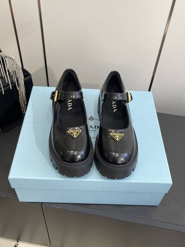 Prada 普拉达 25Ss新款 厚底玛丽珍单鞋 复古时髦前卫的轮齿厚底鞋底搭配牛皮鞋面让整双鞋轻便舒适 鲜艳色彩 满足不同风格时髦人士的多种选择！标志性Log