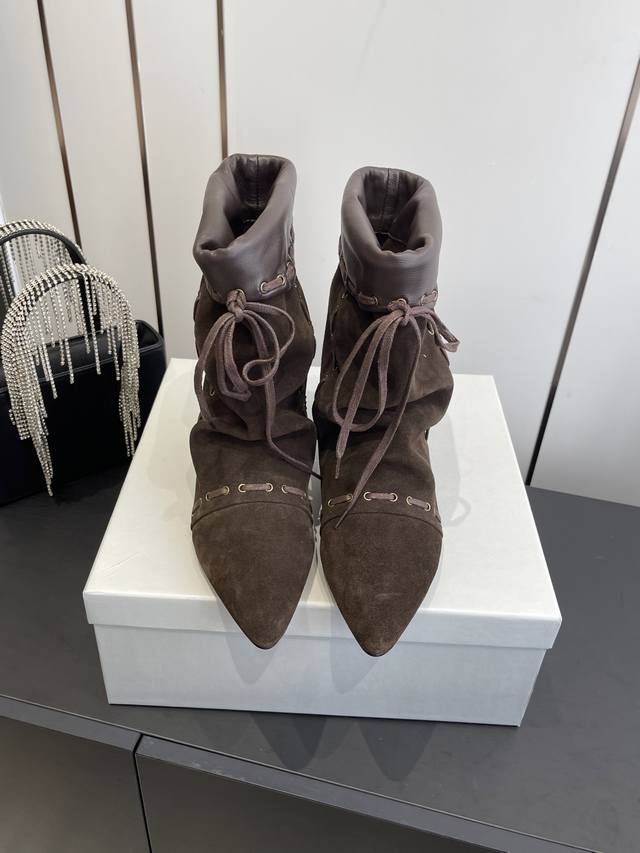 Unfolio 小众品牌 秋冬新款 复古长靴 堆叠感及膝靴 堆叠感踝靴 黑色甄选小牛皮 皮质光滑细腻，纹理自然流畅 触感紧实且富有光泽 呈现低调优雅的质感 反毛