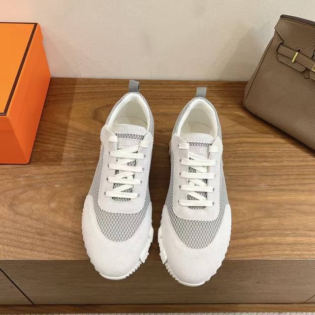 Herme S Ss25凯New Arrival～ 专柜大热情侣款，H家配货首选鞋履！ 是爱马仕经典款 每一季都会出很多颜色 绝对是最值得买的配货之一 有遇到的