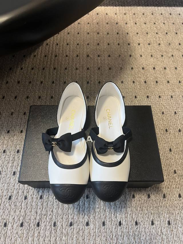 Chane* 香奈儿 25Ss 春夏秀款中空凉鞋 第一眼看上就被种草了根据天气变化自由穿搭！套上袜套春夏秒变可爱单鞋！秒变魔法公主 还是那个熟悉又迷人的小香风！