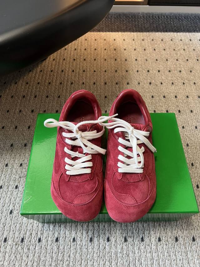 Bottega Veneta Bv25Ss新款 阿甘鞋 德训运动鞋 Sneaker科技尼龙和绒面打造，灵感来自复古球鞋，全新演绎经典运动鞋，轻便、舒适、透气的夏