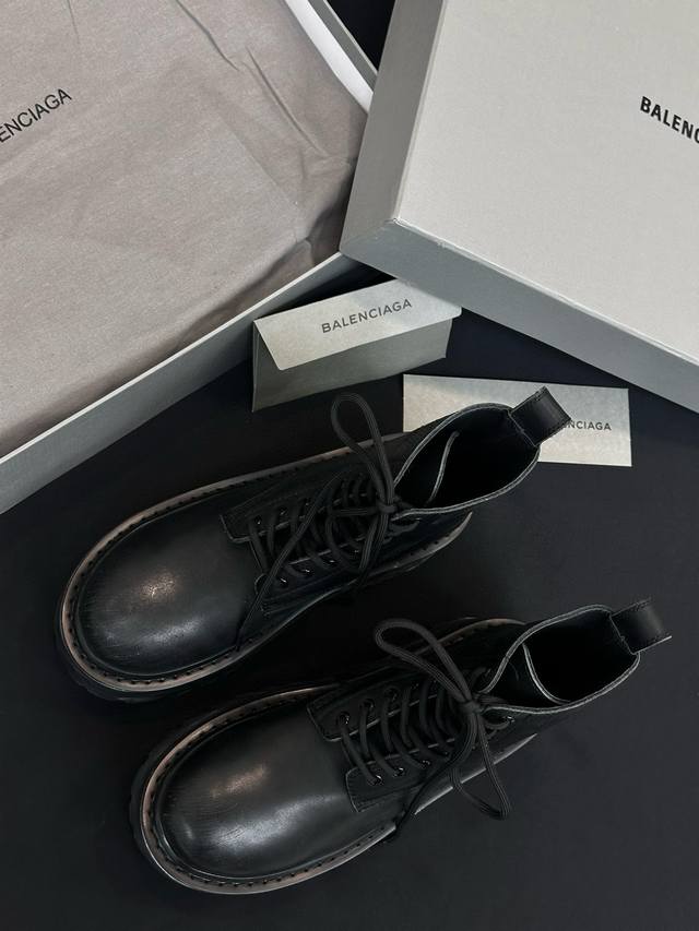 Balenciaga巴黎世家25新品 Strike雾化做旧女士厚底短靴 鞋跟后饰以Bb标识压纹 鞋面做旧抛光处理，质感上乘，光泽内敛却又奢华尽显，脚感更是舒适与