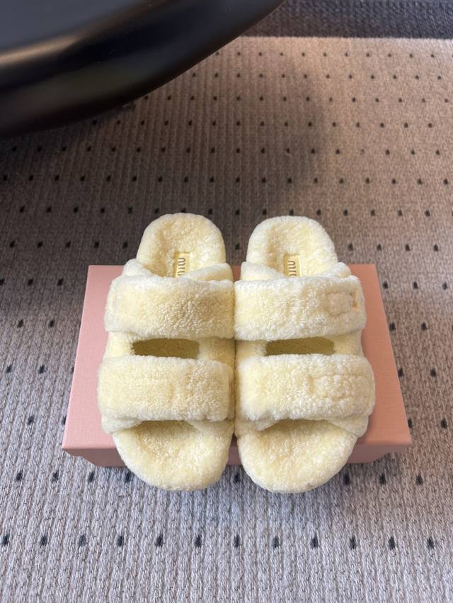 Miu Miu 25Ss 秋冬新品毛拖～ 秋冬新宠 百搭时髦单品！ 不管居家还是外穿都是品味的象征性！ 秋冬搭配袜子 那更是太绝太绝了官方新款，时髦百搭 即可咸