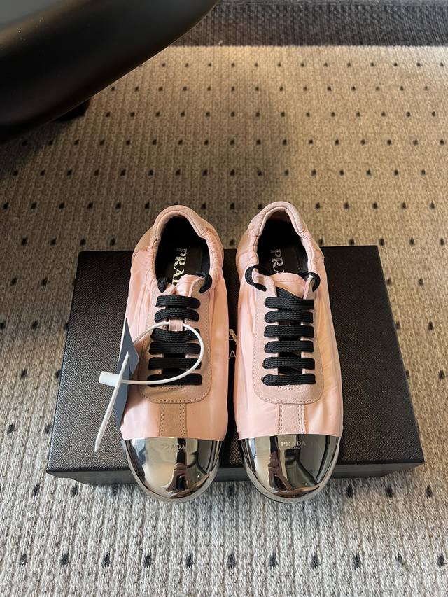 Prad* 金属鞋头薄底德训鞋 休闲鞋 大底开模Tpu！不做橡胶！鞋面有肌理感，内里羊皮包裹，软软糯糯的.鞋垫加厚小羊皮，踩上去无比舒适，有支撑感，又包裹得很好