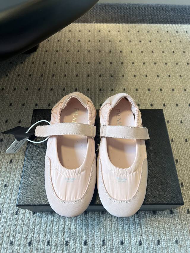 Prad* 25Ss 新款女鞋拼接款玛丽珍鞋 普拉达坚持简约而不失优雅的设计理念，注重实用性和美观性的平衡。无论是经典的Saffiano 皮革制品还是每年发布的