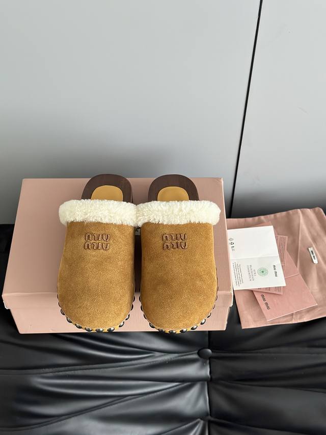Miumi*25新款羊毛拖鞋厚底木屐毛穆勒拖鞋 鞋面采用了麂皮材质，这种材质不仅触感柔软，而且带有一种自然的质感和复古韵味，同时也能为鞋子增添一份高级感。 鞋口