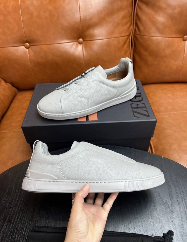 售 价: P 高端品质 商品商标：杰尼* 杰尼亚* 低帮休闲鞋 正码码数: 38-44 可订做45 商品材料：鞋面进口牛皮，牛皮内里，牛皮垫脚，原版大底。 编