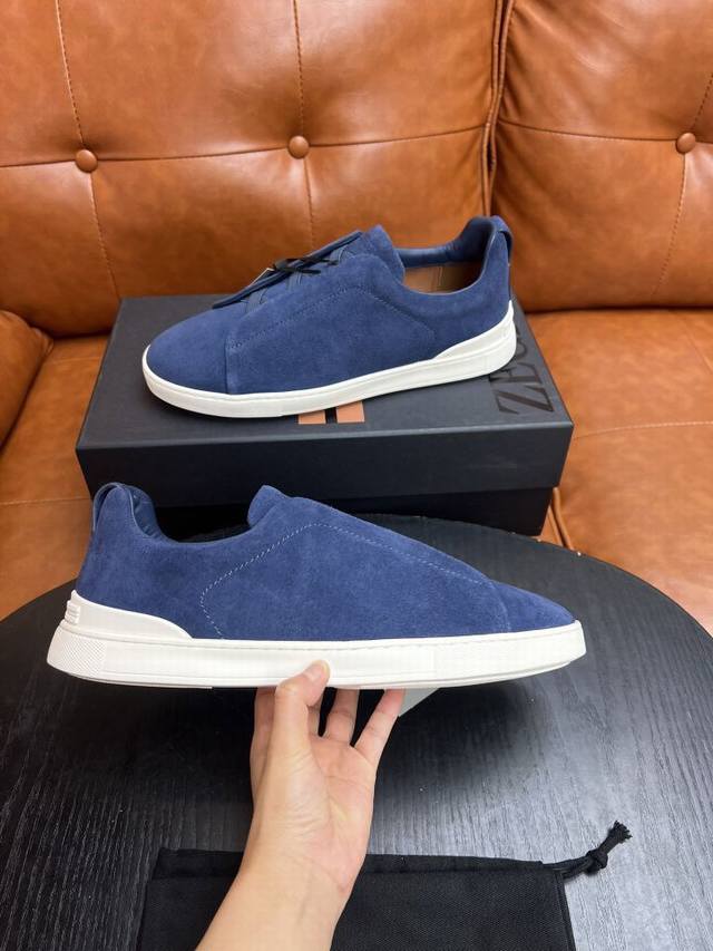 售 价: P 高端品质 商品商标：杰尼* 杰尼亚* 低帮休闲鞋 正码码数: 38-44 可订做45 商品材料：鞋面进口牛反绒，牛皮内里，牛皮垫脚，原版大底。 编