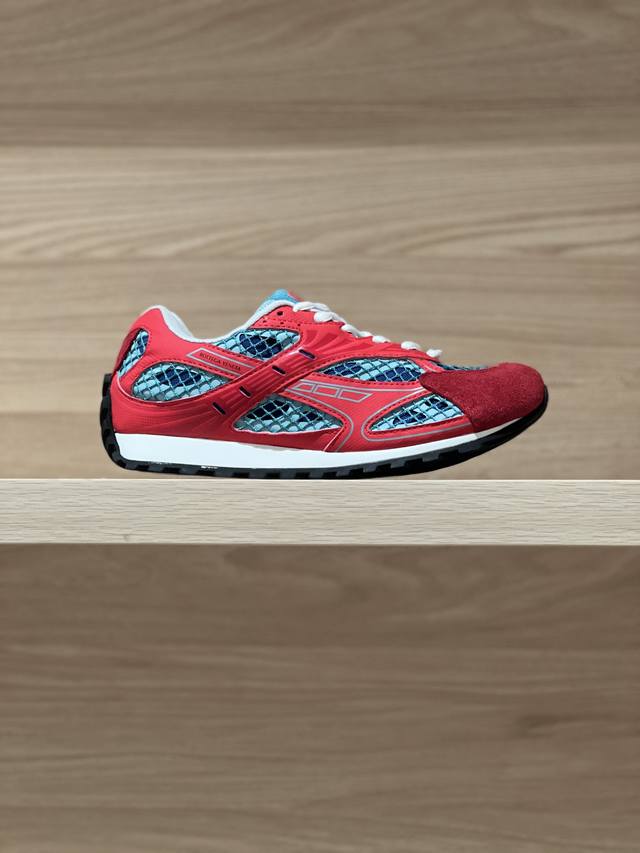 红色布面 Bottega Venet* Orbit情侣款运动鞋 原版精准Cp！鞋型无限接尽偏小一码出货 大底厚度3Cm，面料采用原版定制科技金属面料+网面，内里