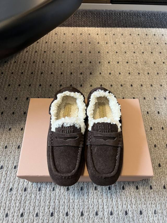 Miu Mi* 25Ss秀款包头毛毛乐福鞋 十足对版 出入柜柜无压力 太火爆了！热门款时尚元素，Miu Logo高级感，早秋随意搭配， 脚感无敌，时尚的轮回Mi