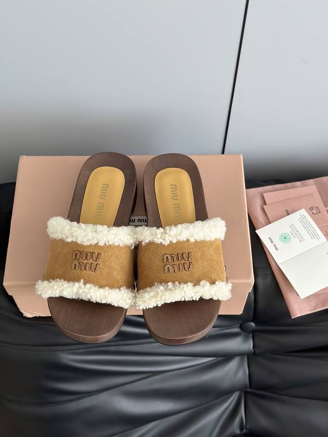 Miumi*25新款羊毛拖鞋厚底木屐毛拖鞋 鞋面采用了麂皮材质，这种材质不仅触感柔软，而且带有一种自然的质感和复古韵味，同时也能为鞋子增添一份高级感。 鞋口处有