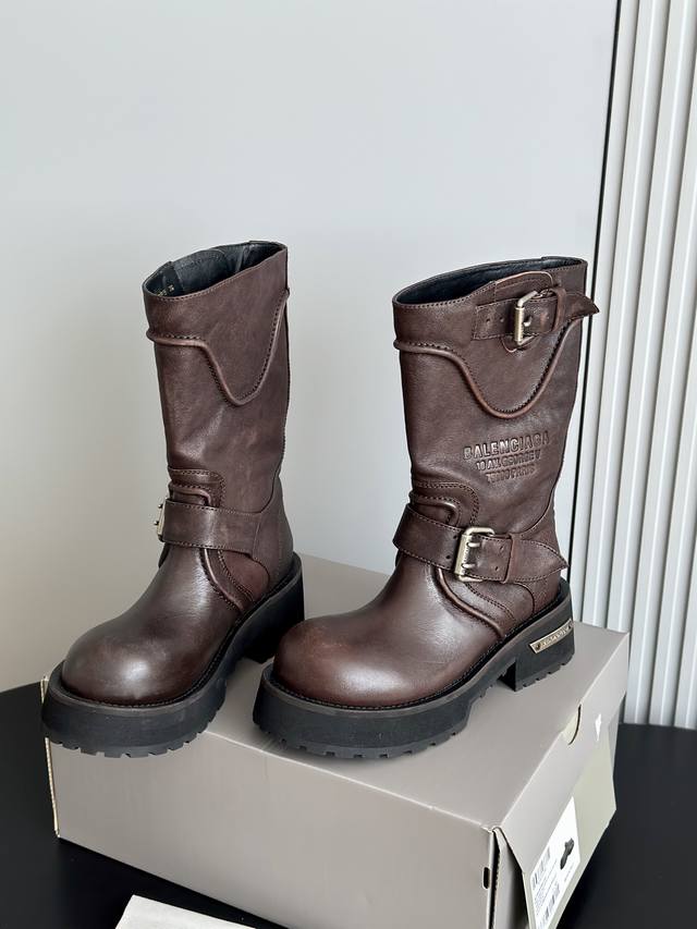 Balenciag*巴黎世家25新款做旧机车靴毒液马丁靴升级版 时尚宠儿又添一员大将！一出场就气场全开！ 独特的翻折设计，搭配搭配个性金属扣带，打破常规，每一步