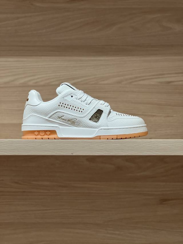 柳钉橙色实拍 代购级Trainer 24Fw秋冬新色 原版精准Cp！鞋型无限接近，精细工艺出品 一如既往地好货出炉！原版材料定制！面料原版荔枝纹牛皮，内里原版透