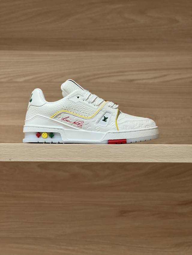 黄色边实拍 代购级1V Trainer 25Fw 邮轮限定系列 原版精准Cp！鞋型无限接近，精细工艺出品 工厂P默认标配实拍图扣件20，如需额外加扣子10，原版