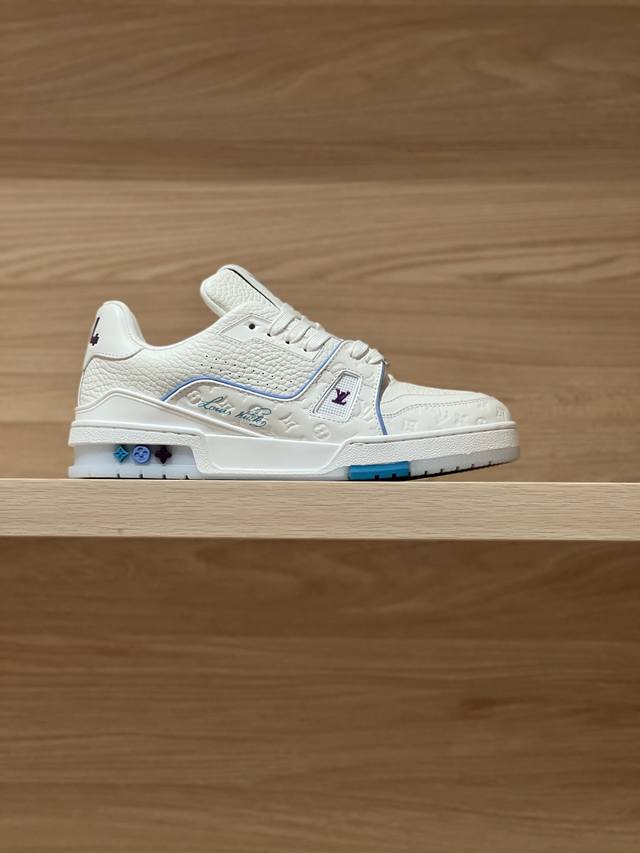 蓝色边实拍 代购级1V Trainer 25Fw 邮轮限定系列 原版精准Cp！鞋型无限接近，精细工艺出品 工厂P默认标配实拍图扣件20，如需额外加扣子10， 一