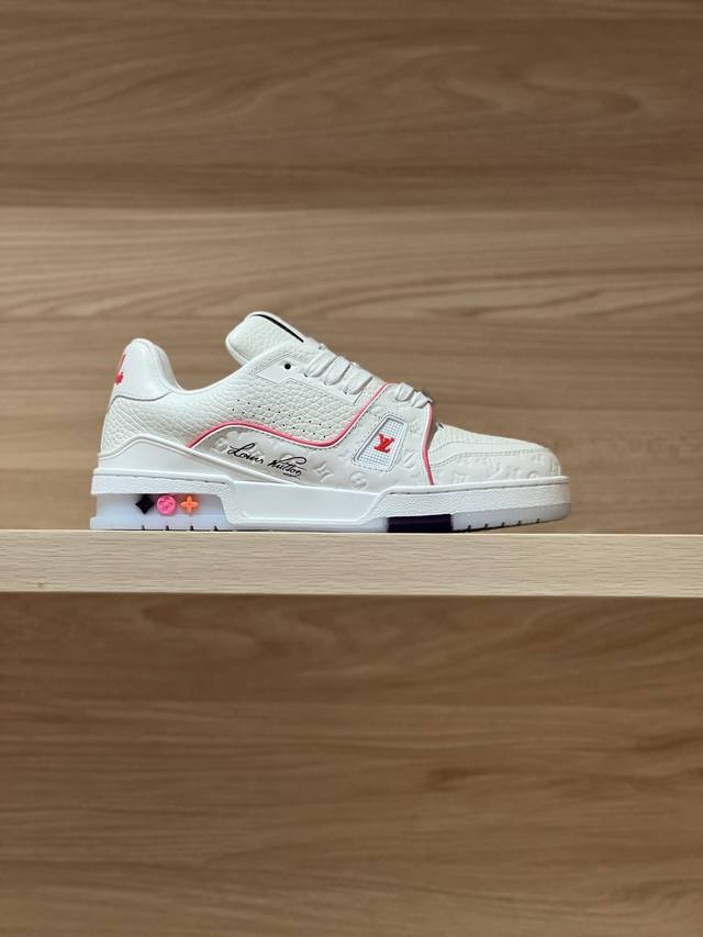 玫红边实拍 代购级1V Trainer 25Fw 邮轮限定系列 原版精准Cp！鞋型无限接近，精细工艺出品 工厂P默认标配实拍图扣件20，如需额外加扣子10 一如