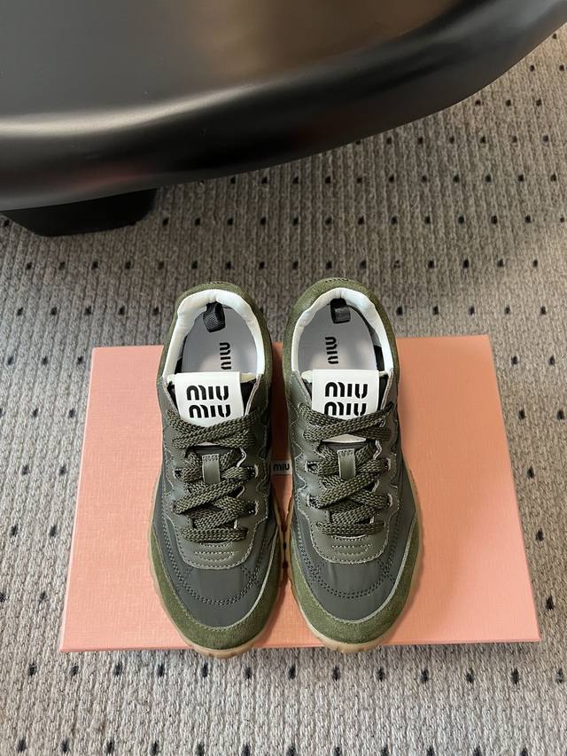 代购级 Miumi* 缪缪 25Ss 春夏新款 饼干鞋 阿甘鞋休闲运动鞋 Miumiu最新爆款 前卫大胆的设计，Miu Miu风格融于此款厚底帆布运动鞋的简约线