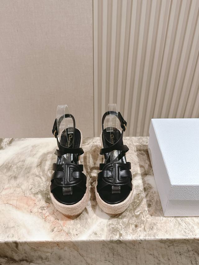 225 早春新款麻绳坡跟拖鞋 专柜新款顶级上新 鞋面：原版定制小羊皮电镀五金Logo 内里：透气柔软全羊皮内里 大底：原版麻绳坡跟大底 鞋码: 35-40 跟高