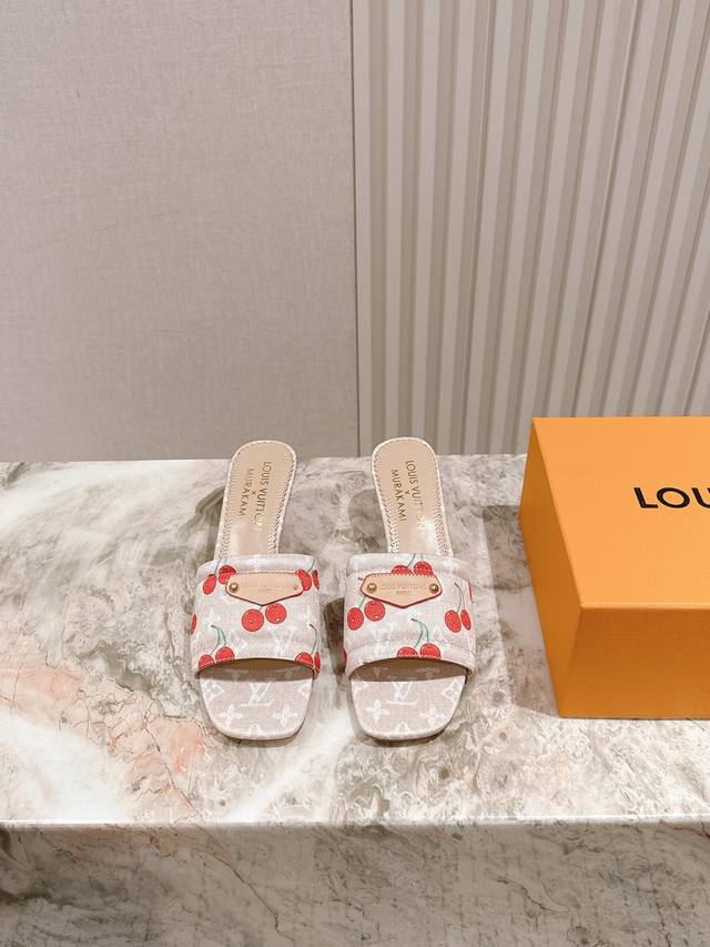 樱桃跟 225 驴家早春新品 New Arrival～Lv春夏涂鸦拖鞋，也太出彩了！时尚性感舒适，拉满了夏日美鞋能给的满分情绪价值.鞋的造型也很乖巧好看呀！ 鞋