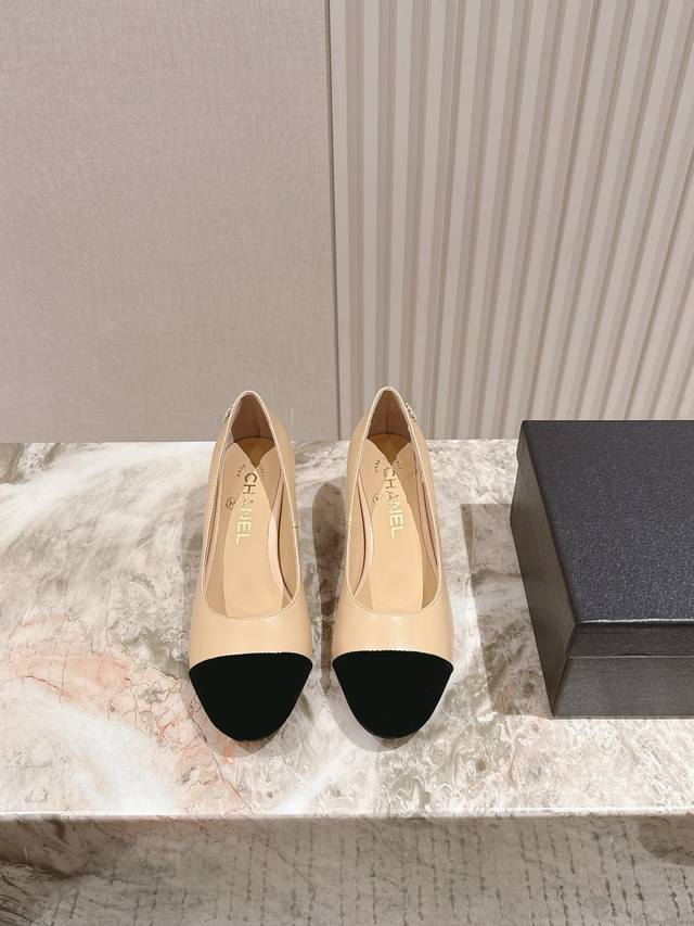 平底！中跟！高跟 225 *小香夏季新款 专柜同步仙女珍珠跟Logo小跟玛丽珍凉鞋，上脚依然让我心甘情愿剁手入，购入手才会知道它的时髦，人气爆款必须得有它排名，