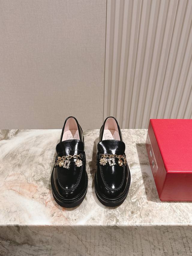 225 专柜新款链条乐福系列上新 ★★★★★ 认准代购级别顶货！台资工厂P出品！ 鞋面：原版定制小牛漆皮配原版开模钻扣饰 内里：特定开边珠牛皮私模五金 大底：原