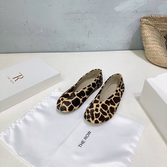 高品质出厂 ！小众潮牌The Row 25秋冬简易平底玛丽珍芭蕾舞鞋平底奶奶鞋！ 据说这是本年度最美丽的芭蕾舞奶奶鞋，法式优雅气质在线、高级又时髦，可盐可甜，文