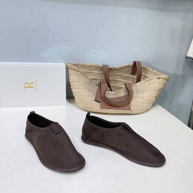 高品质出厂 ！小众潮牌The Row25秋冬新款平底单鞋跳舞鞋奶奶鞋 很少会看到一款跳舞鞋会做到这么精细、而且对脚的包容性特别强，把脚型修饰得妥妥的，又不失独特