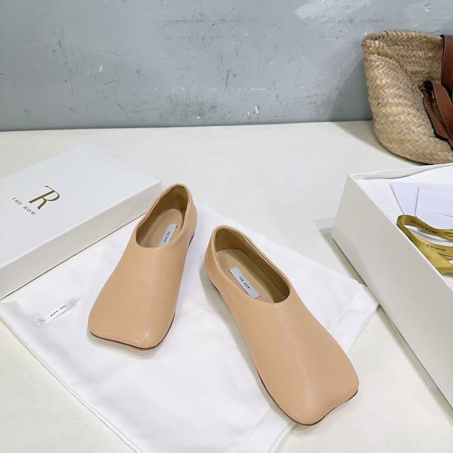 高品质出厂 ！小众潮牌The Row 25秋冬新款方头平底玛丽珍单鞋大头鞋！ 法式优雅气质在线、高级又时髦，可盐可甜，文艺又气质！无论是搭配短裙配短裤休闲裤，还