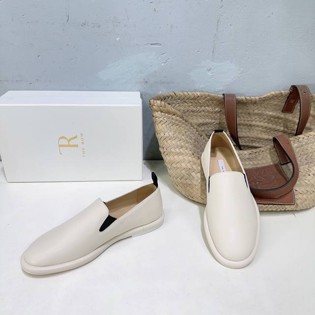 高品质出厂 ！小众潮牌Therow25Ss秋冬新圆头平底乐福鞋品质控看过来，无可挑剔的一款乐福鞋！！！ 黑白杏三色，延续了一贯极简风格，无内衬结构使得鞋身极其轻