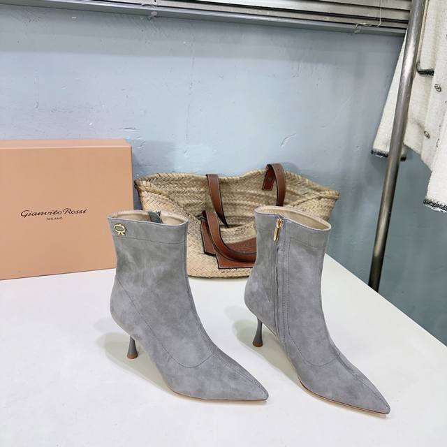 高品质出厂 ！小众潮牌Gianvito Rossi 25Ss秋冬新款罗西 Gr侧拉链钻扣尖头高跟短靴裸靴！ 鞋面采用羊绒面革，质感柔软细腻，自带奢华高级感，同时