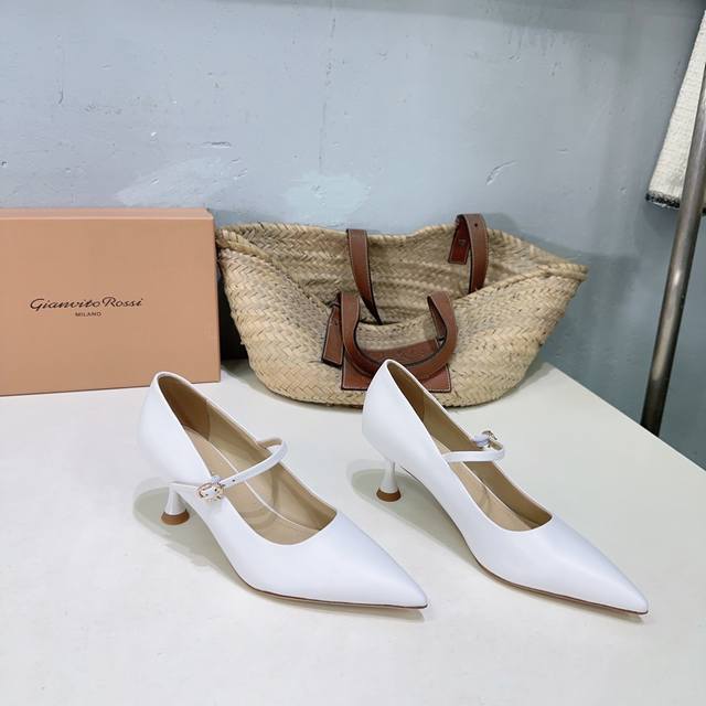 高品质出厂 ！小众潮牌Gianvito Rossi 25Ss秋冬新款罗西 Gr尖头高跟单鞋！ 鞋面采用混种羊皮，质感柔软细腻，自带奢华高级感，同时为整体造型增添
