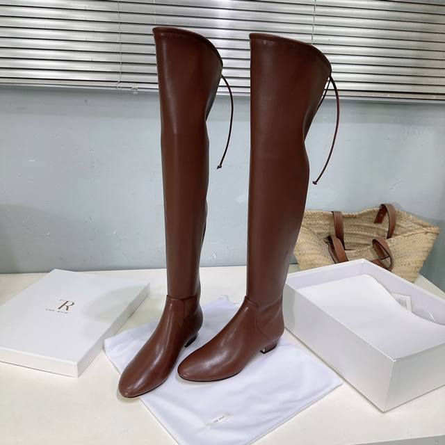 高品质出厂 ！小众潮牌The Row25Ss秋冬新品简易圆头粗跟弹力过膝长靴！ 以极简之姿勾勒出静默的高级感 成为懂质感者的足下默契。 圆头设计是温柔的注脚 适