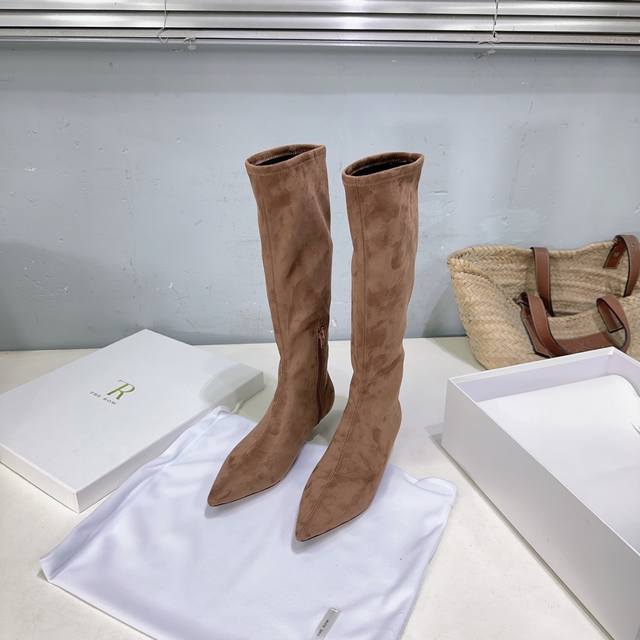 高品质出厂高 ！The Row 2025秋冬新款简易Tr松紧弹力尖头短靴小猫跟长靴！ 这双长靴呈现出优雅又不失个性的风格，结合了时装靴的精致感与一定的时尚先锋性