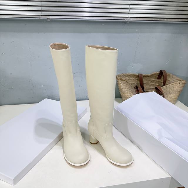 高品质出厂 ！小众潮牌The Row25Ss秋冬新款粗跟圆头一脚蹬长靴骑士靴 在打造高级感这点从来就没输过一双简约干练、复古低调时髦的靴子没有鲜艳的色彩和繁杂的