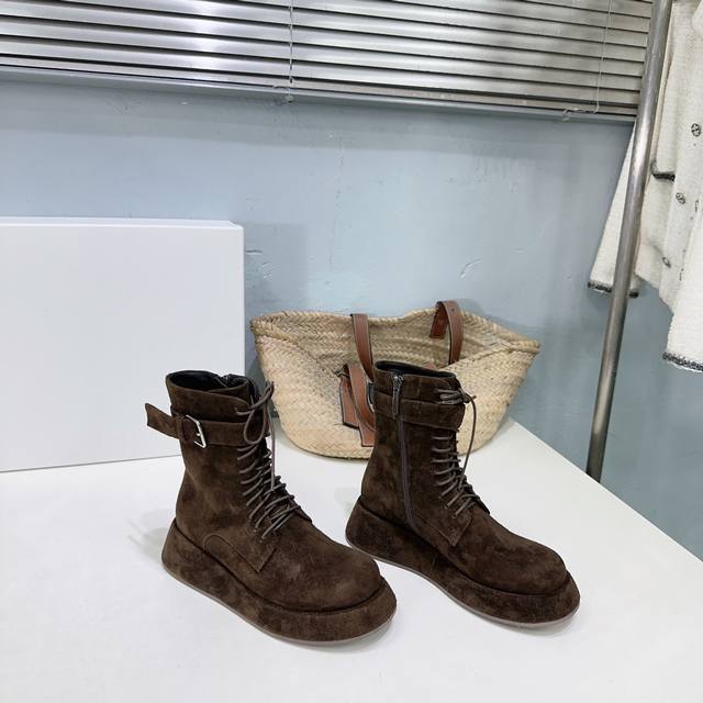 高品质出厂 ！小众潮牌Therow25Ss秋冬新款厚底圆头系带马丁靴短靴！The Row在打造高级感这点从来就没输过一双简约干练、低调时髦的靴子后跟醒目刺绣Lo