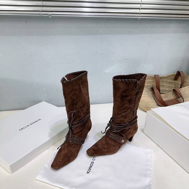 高品质出厂 ！小众潮牌Cello Sonata 25Ss秋冬新品小方头高跟直筒中靴短靴！ 游牧风复古麂皮编织中靴 把复古时髦玩明白了 尖头皮质+绑带设计 极致柔