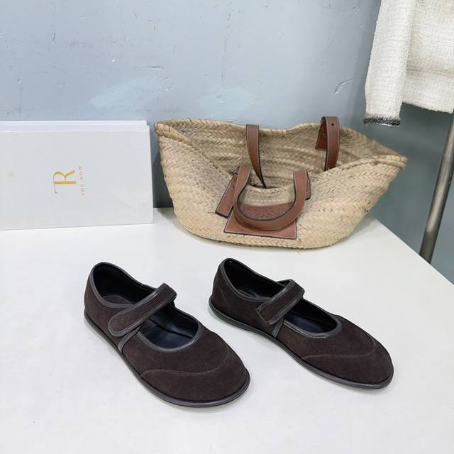 高品质出厂 ！小众潮牌 The Row 2025秋冬新款简易一字扣带魔术贴圆头平底鞋玛丽珍单鞋奶奶鞋！简易复古中性风！ 非常舒服的平底鞋，极简设计理念，版型显瘦
