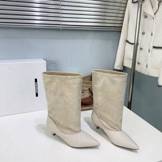 高品质出厂 ！小众潮牌 Jacquemus 25秋冬Ss宽筒一脚蹬尖头猫跟中靴 新品短靴 这双靴真的很会 麂皮与蛇纹皮拼接 质感高级又有层次 尖头细跟一整个把优