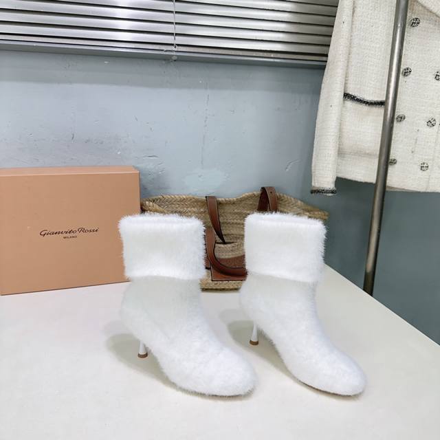 高品质出厂 ！小众潮牌Gianvito Rossi 25Ss秋冬新品针织高跟毛线袜子靴圆头短靴！ 当针织的温柔肌理邂逅高跟的利落锋芒， 袜子靴便以独特美学 重新